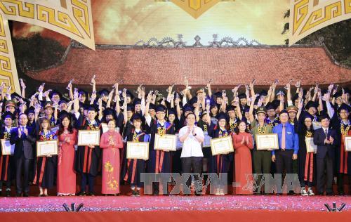 Hà Nội tuyên dương các thủ khoa xuất sắc năm 2016 ảnh 1